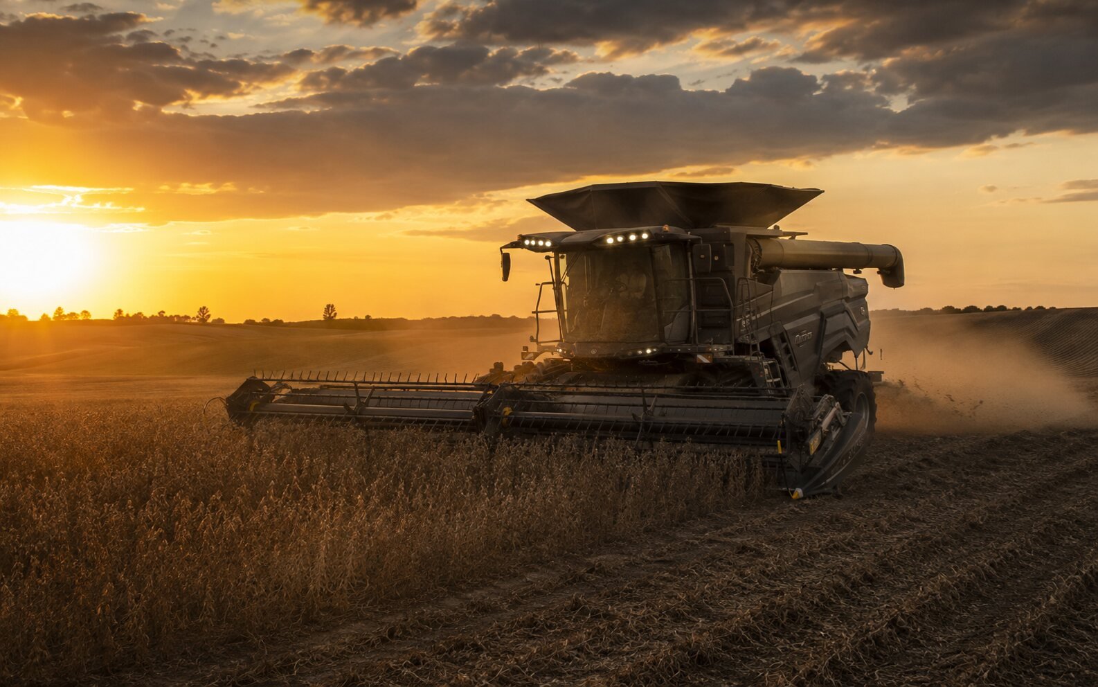 Operação agrícola moderna em campo produtivo